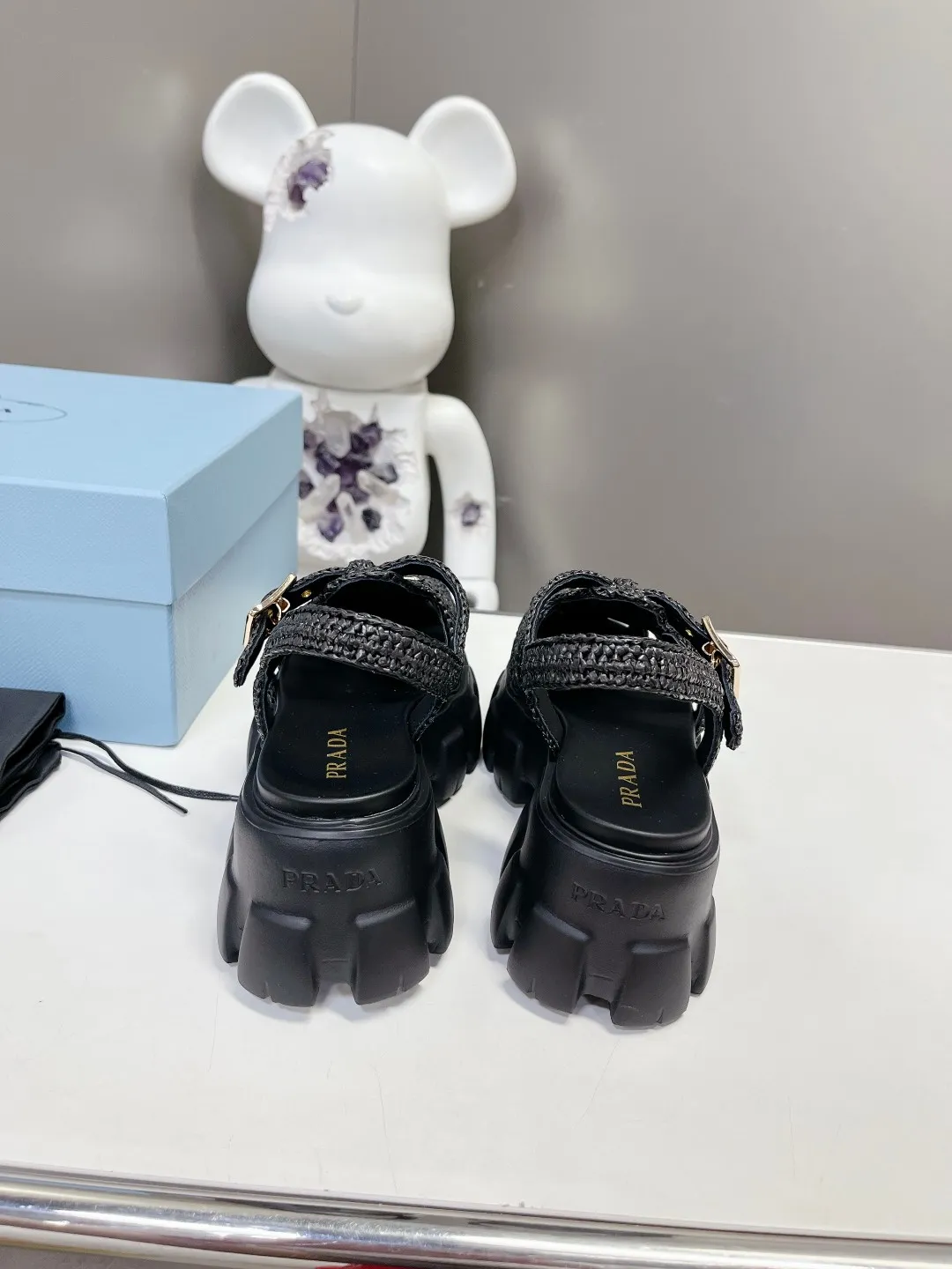 👟👟Ex-factory price 640👟👟 Straw 2023 exclusive version super hot🎊🎊🎊hot prada Prada cage shoes sawtooth Roman braided thick-soled rubber sandals retro fashionable and avant-garde gear teeth 55mm Thick-soled soles, the upper perfectly restores the original craftsmanship, and is made of purely hand-woven uppers. The cost is extremely high, making the whole pair of shoes light and comfortable, full of holiday feel, and bright colors 💐💐💐💐 to satisfy a variety of choices for fashionable people with different styles! The iconic metal triangle logo is paired with the shape of ancient beach sandals. Every design element is fashionable! Code number 35-40